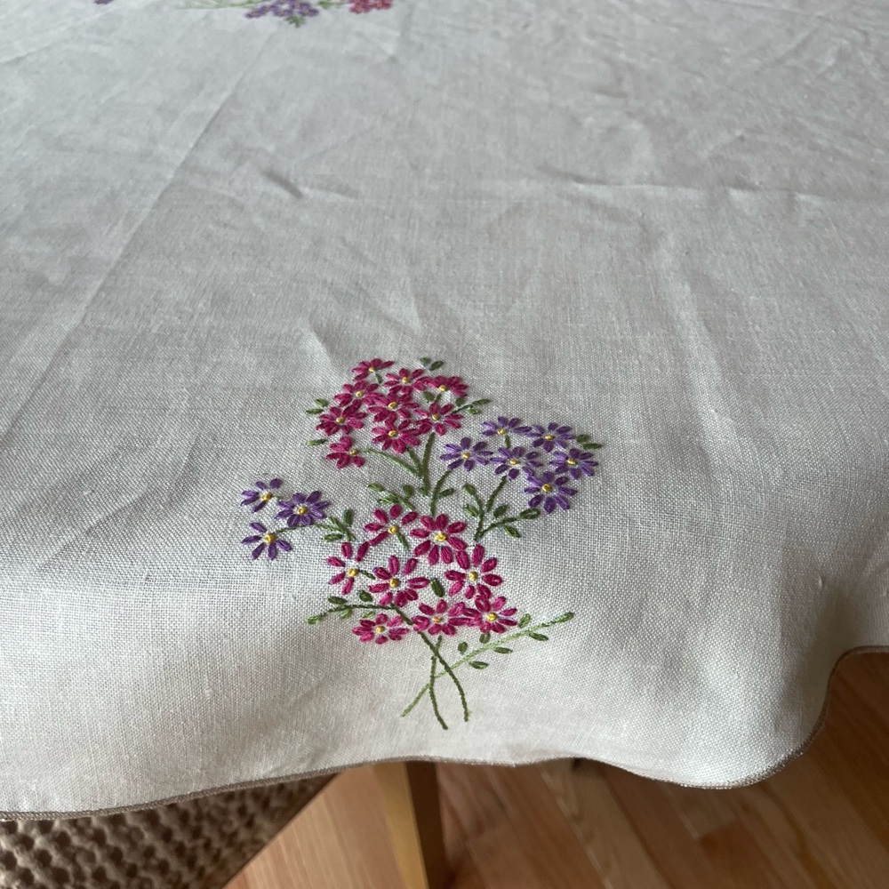 Floral Embroidered Tablecloth with 6 napkins. Beautifully embroidered linen.